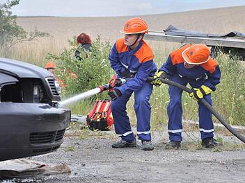 Retten, löschen, bergen, schützen - voller Einsatz für die jungen Feuerwehrleute. Fünf verschiedene Aufgaben wurden ihnen bei der 24-Stunden-Übung gestellt. Foto: Daniel Wiener