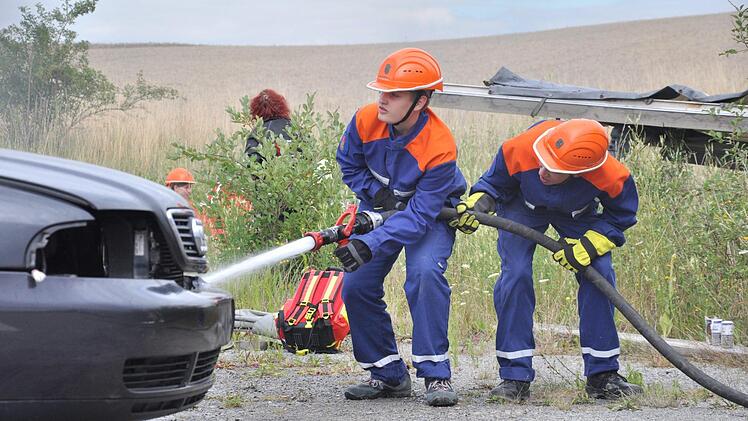 Retten, löschen, bergen, schützen - voller Einsatz für die jungen Feuerwehrleute. Fünf verschiedene Aufgaben wurden ihnen bei der 24-Stunden-Übung gestellt. Foto: Daniel Wiener