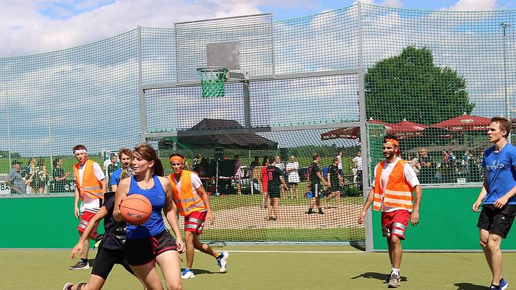 In der neuen Soccerarena: Die Straßenfeger (orange) treffen auf "Blau wie Kakao” aus Steppach