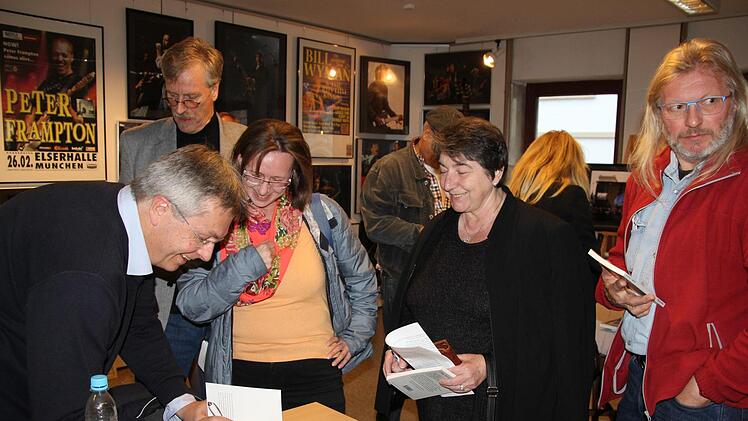 Dr. Thomas Kraft signierte gerne   seine Bücher.Foto: Ralf Kestel