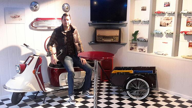 Wie ein amerikanisches Diner hat Marius Jestädt den kleinen Clubraum gestaltet. In einem Schaukasten stehen Modelle derjenigen Fahrzeuge, die sich im Original in der geräumigen Unterstellhalle befinden. Foto: Rolf Pralle
