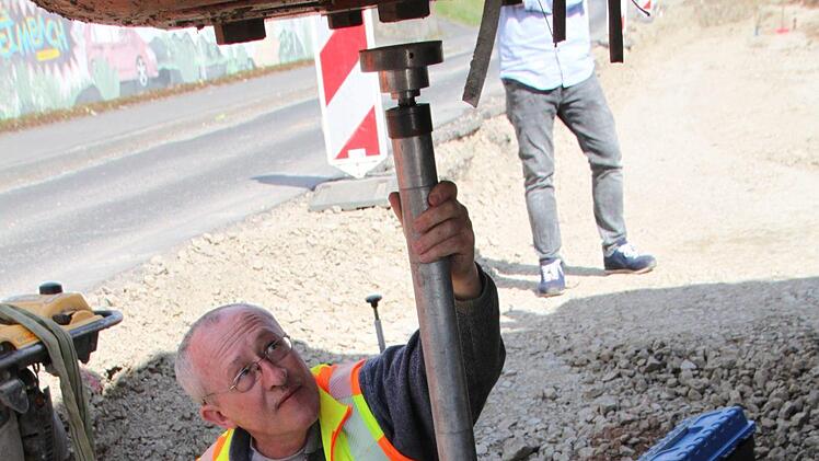 Ein Bauarbeiter testet die Tragfähigkeit des Untergrunds. Foto: Ulrike Müller