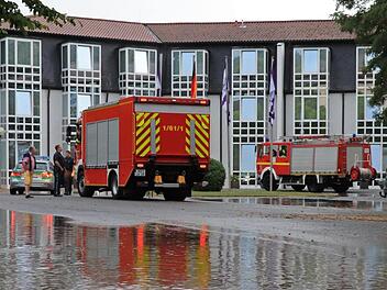 Die Feuerwehr musste am Sonntag wieder zum Achat-Hotel anrücken. Große Wassermengen waren nach dem Starkregen in den Keller eingedrungen. Foto: Katrin Geyer
