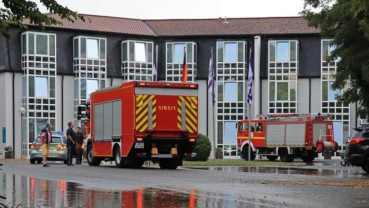 Die Feuerwehr musste am Sonntag wieder zum Achat-Hotel anrücken. Große Wassermengen waren nach dem Starkregen in den Keller eingedrungen. Foto: Katrin Geyer
