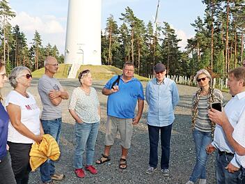 Bei den Windkraftanlagen am Reinberg muss der Landkreis endlich die notwendigen Messungen für ein Lärmgutachten durchsetzen, verlangten die klimapolitische Sprecherin der Grünen-Bundestagsfraktion MdB Lisa Badum (links) aus Forchheim und die Kronach-Lichtenfelser Landtagskandidatin Edith Memmel (4. von links) bei einem Ortstermin.  Foto: Rainer Glissnik