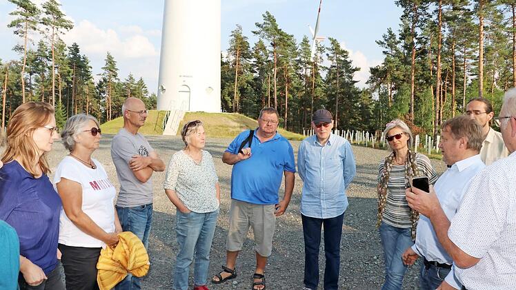Bei den Windkraftanlagen am Reinberg muss der Landkreis endlich die notwendigen Messungen für ein Lärmgutachten durchsetzen, verlangten die klimapolitische Sprecherin der Grünen-Bundestagsfraktion MdB Lisa Badum (links) aus Forchheim und die Kronach-Lichtenfelser Landtagskandidatin Edith Memmel (4. von links) bei einem Ortstermin.  Foto: Rainer Glissnik