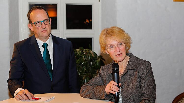 Angela Trautmann-Janovsky und Hans-Reinhard Hermsdörfer von der Sozialverwaltung des bezirks OberfrankenFoto: Matthias Hoch