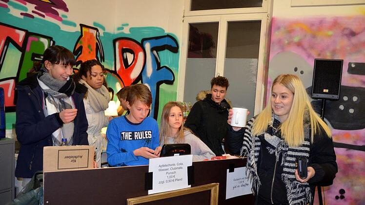 Gute Laune bei der Eröffnung des neuen Jugendzentrums Foto: Andrea Spörlein