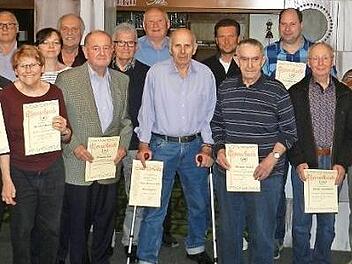 Der TSV Thurnau hat treue Mitglieder geehrt. Zudem erhielten Vorsitzender Roland Härtel und Kassier Hubert Linz (von rechts), die beide seit 25 Jahren im Amt sind, die goldene Verdienstnadel des BLSV. Foto: privat