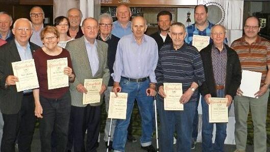 Der TSV Thurnau hat treue Mitglieder geehrt. Zudem erhielten Vorsitzender Roland Härtel und Kassier Hubert Linz (von rechts), die beide seit 25 Jahren im Amt sind, die goldene Verdienstnadel des BLSV. Foto: privat
