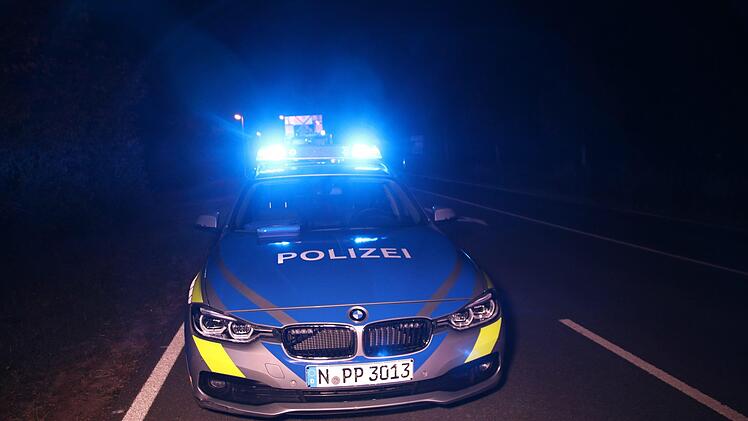 Die Polizei in Mittelfranken verfolgte am Montagabend einen Mann, der auf dem Heimweg von einer Kirchweih war. Der flüchtete zuerst mit dem Auto, später dann zur Fuß vor den Beamten. Symbolfoto: Oßwald/News5