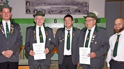 Zu neuen Ehrenmitgliedern des Schützenvereins Oberschleichach wurden Herbert Zenglein (Zweiter von links) und Edgar Eichhorn (Zweiter von rechts) ernannt. Für die Leistungen der Geehrten dankten Vorsitzender Tobias Raab (rechts), Zweiter Vorsitzender Herbert Eichhorn (Mitte) und der Sportleiter Tobias Jäger (links).