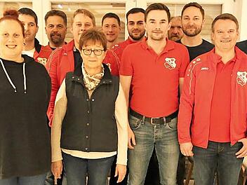 Mit Jens Hartmann als neuem Dritten Vorsitzenden und einem neu formierten Vereinsausschuss präsentierte sich der Vorstand des SV Heilgersdorf nach den Neuwahlen. Das Bild zeigt von rechts Vorsitzenden Udo Scharpf, Zweiten Vorsitzenden Bernd Moser, Jens Hartmann, Dennis Thau (neu), Thomas Klinner, Volker Leffer, Ralf Popp, Peter Steinert (neu), Marco Schramm, Bernd Autsch, Jürgen Schramm, Lena Kolenda (neu), Jens Hartmann und Angelika Heubner. Fotos: Bettina Knauth