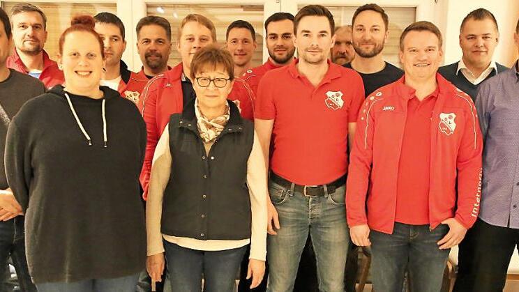 Mit Jens Hartmann als neuem Dritten Vorsitzenden und einem neu formierten Vereinsausschuss präsentierte sich der Vorstand des SV Heilgersdorf nach den Neuwahlen. Das Bild zeigt von rechts Vorsitzenden Udo Scharpf, Zweiten Vorsitzenden Bernd Moser, Jens Hartmann, Dennis Thau (neu), Thomas Klinner, Volker Leffer, Ralf Popp, Peter Steinert (neu), Marco Schramm, Bernd Autsch, Jürgen Schramm, Lena Kolenda (neu), Jens Hartmann und Angelika Heubner. Fotos: Bettina Knauth