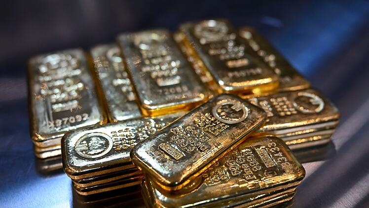 Goldbarren liegen in einem Tresor auf einem Tisch