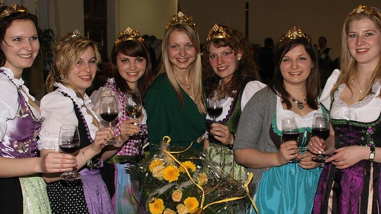 Die sechs Weinprinzessinnen der Weinparadiesgemeinden nehmen die neue Fränkische Weinkönigin Marion Wunderlich in ihre Mitte. Foto: G. Bauer