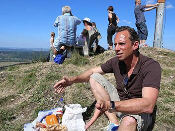 Gönnt sich vor dem Abstieg vom Rodenstein eine Brotzeit mit Aussicht: Thorsten Glauber. Fotos: Barbara Herbst