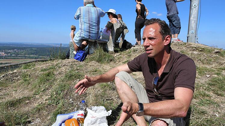 Gönnt sich vor dem Abstieg vom Rodenstein eine Brotzeit mit Aussicht: Thorsten Glauber. Fotos: Barbara Herbst