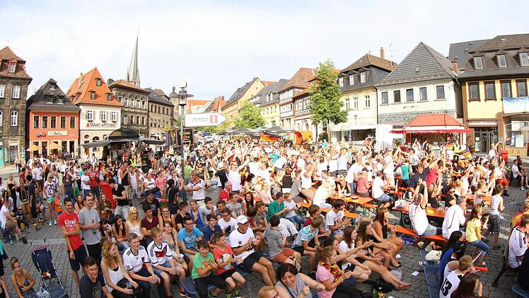In Lichtenfels wurde das Spiel der deutschen Nationalmannschaft gegen Brasilien vom Marktplatz in die Stadthalle verlegt. Foto: Tim Birkner