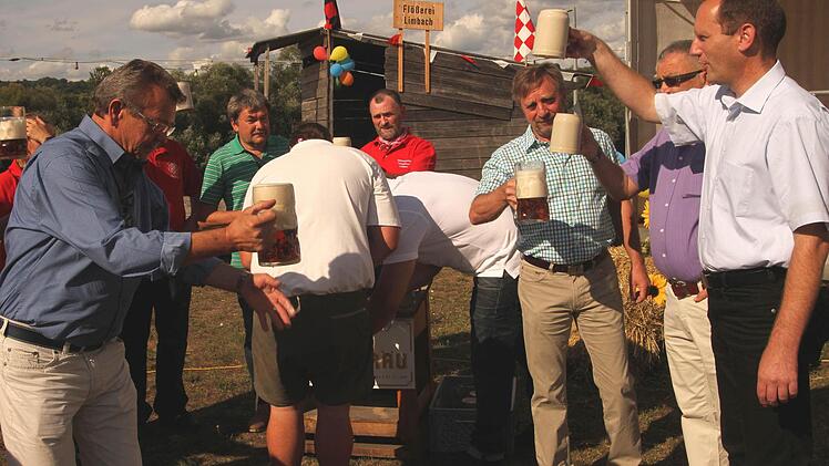 Auf den Erfolg des Flößerfestes wird angestoßen. Foto: Günther Geiling