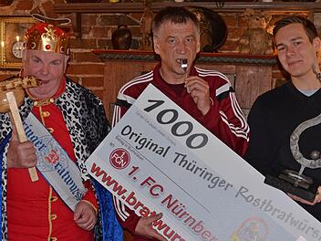 Bratwurstkönig, Fanbeauftragter Jürgen Bergmann und Toni Mäuer vo Bratwurstmuseum (von links nach rechts) Foto: Nikolas Pelke