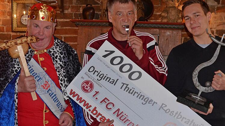 Bratwurstkönig, Fanbeauftragter Jürgen Bergmann und Toni Mäuer vo Bratwurstmuseum (von links nach rechts) Foto: Nikolas Pelke