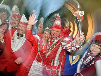 Das Stadtprinzenpaar des Halle-Saalkreis-Karneval-Vereins (HSKV e.V.), Kay I. und Michaela I. (M.) stehen nmitten der Narren des HSKV vor dem Roten Turm im Zentrum von Halle (Sachsen-Anhalt). Foto: Hendrik Schmidt/dpa
