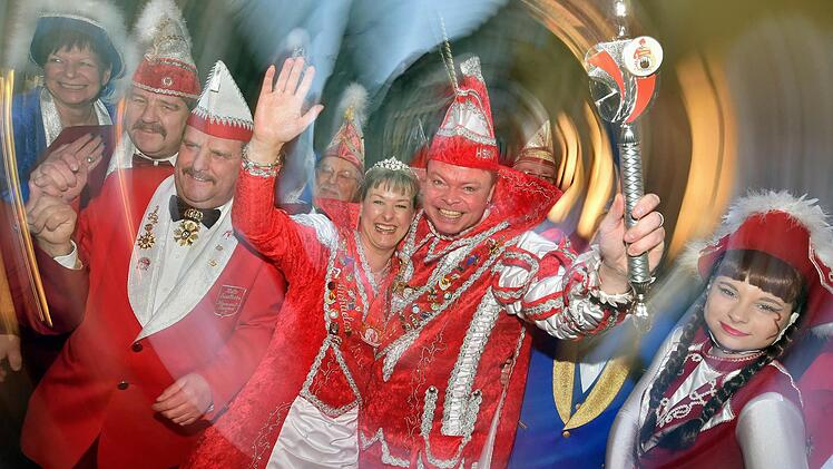 Das Stadtprinzenpaar des Halle-Saalkreis-Karneval-Vereins (HSKV e.V.), Kay I. und Michaela I. (M.) stehen nmitten der Narren des HSKV vor dem Roten Turm im Zentrum von Halle (Sachsen-Anhalt). Foto: Hendrik Schmidt/dpa