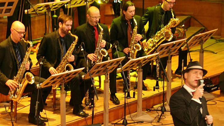 Rober Pabst mit der Leipzig Big Band.  Foto: Vogel