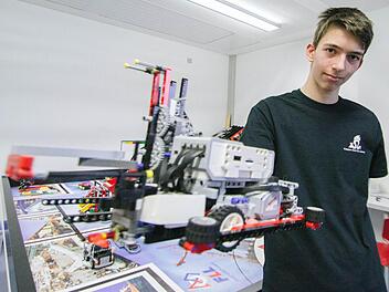 Rund ein Kilogramm wiegt der Roboter, der den Schülern des Kaspar-Zeuß-Gymnasiums im so genannten Robotgame möglichst viele Punkte einfahren soll. Georg Kaiser war federführend dafür verantwortlich, das dafür notwendige Programm zu schreiben. Foto: Marian Hamacher
