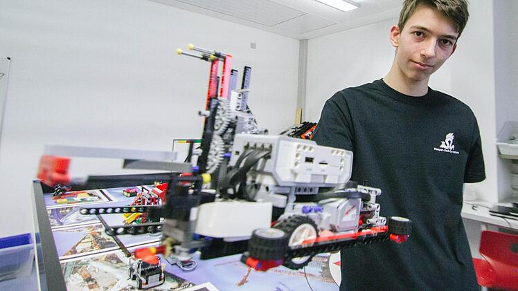 Rund ein Kilogramm wiegt der Roboter, der den Schülern des Kaspar-Zeuß-Gymnasiums im so genannten Robotgame möglichst viele Punkte einfahren soll. Georg Kaiser war federführend dafür verantwortlich, das dafür notwendige Programm zu schreiben. Foto: Marian Hamacher