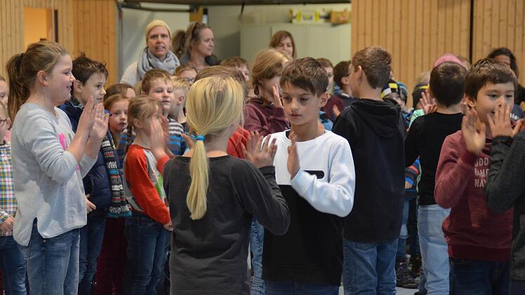Die Viertklässler aus Lauter führen einen Umwelttanz auf. Das Lied dazu haben die Jungen und Mädchen mit Lehrerin Johanna Klehr selbst gedichtet und singen es in der Feierstunde erstmals vor.  Foto: Kathrin Kupka-Hahn