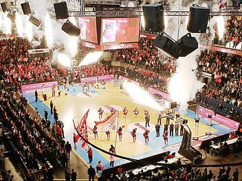 Am 25. Februar 2016 erlebten die Fans aus Freak City ein stimmungsvolles Spektakel in der Nürnberger Arena - am Ende fehlte nur das Happyend: Die Partie gegen Real Madrid wurde mit 86:90 verloren. Foto: Daniel Löb