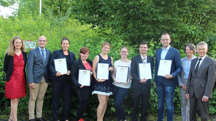 Urkunden für die Besten mit Schulleiterin Karin Maywald, Fördervereinsvorsitzender Roland Friedrich (rechts) und stellvertretende Schulleiterin Christine Götz (links). Foto: Werner Vogel