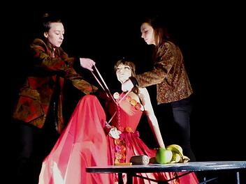 Anna Schindlbeck (rechts) und Kathrin Hartmann spielen in der Regie von Luisa Lenk. Foto: Thomas Ahnert
