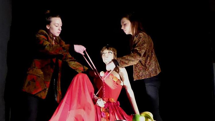 Anna Schindlbeck (rechts) und Kathrin Hartmann spielen in der Regie von Luisa Lenk. Foto: Thomas Ahnert