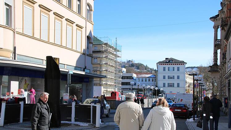Die Baustelle des Kurhausbades zieht regelmäßig Zaungäste an, im Vordergrund ist das Areal des früheren Kurhaushotels, das aktuell als Baufeld genutzt wird, aber möglichst bald neu gestaltet werden soll. Foto: Ralf Ruppert
