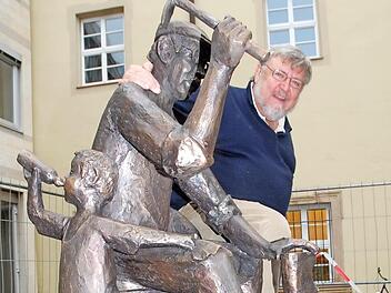 Der Künstler Theophil Steinbrenner am Herzogenauracher Schusterbrunnen im Schlosshof Foto: Bernhard Panzer (Archiv)