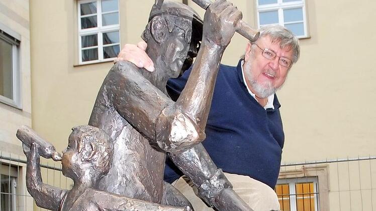 Der Künstler Theophil Steinbrenner am Herzogenauracher Schusterbrunnen im Schlosshof Foto: Bernhard Panzer (Archiv)