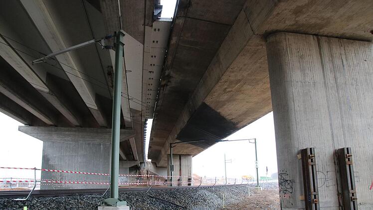 Die Autobahnbrücke besteht aus zwei Teilen. Der östliche, rechte Teil wird bald fallen. Der Verkehr wird während des Abbruchs auf dem linken Teil ohne Unterbrechung weitergeführt.