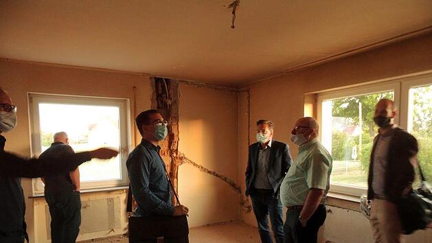 des Adelsdorfer Haupt- und Finanzausschusses nehmen die alte Hausmeisterwohnung des Wasserwerks in Augenschein. Britta Schnake