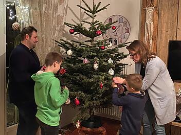 Fam,ilie Seufert aus Lautertal hat den Christbaum zugunsten von Juliane Kuhnlein ersteigert und ließ es sich nicht nehmen, den Baum auch selbst zu schmücken.