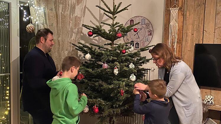 Fam,ilie Seufert aus Lautertal hat den Christbaum zugunsten von Juliane Kuhnlein ersteigert und ließ es sich nicht nehmen, den Baum auch selbst zu schmücken.