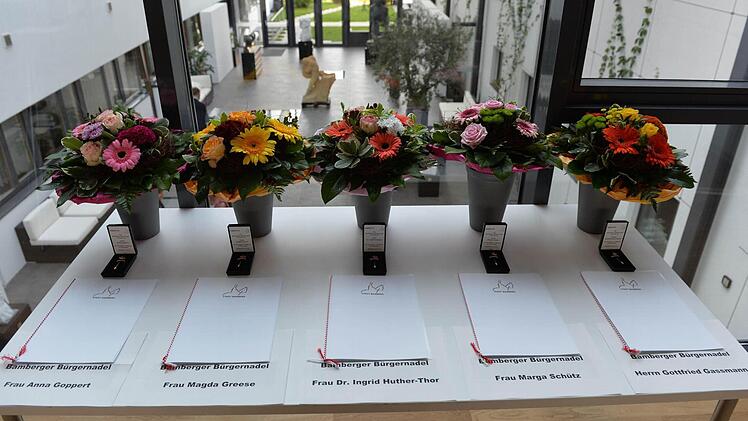 Mit der Nadel gab es Urkunden und Blumen. Foto: Ronald Rinklef