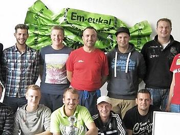 Bürgermeister Karsten Fischkal (links) überreichte Fördervereins-Vorstand Johannes Nagengast (Zweiter von links) den frisch gravierten Wanderpokal der Gemeinde Adelsdorf. Unser Bild zeigt die stolze Siegermannschaft um Thorsten Topolski (vordere Reihe Dritter von links) zusammen mit dem geschäftsführenden Gesellschafter des Familienunternehmens Perry Soldan (rechts) mit dem Siegerpokal. Foto: privat