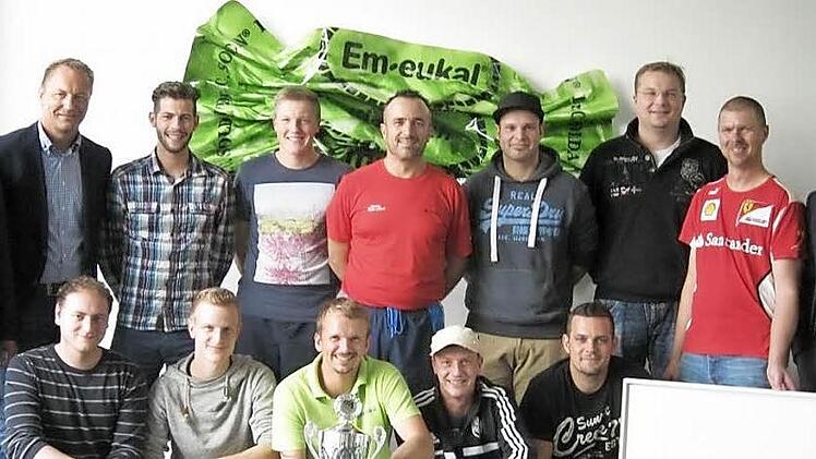 Bürgermeister Karsten Fischkal (links) überreichte Fördervereins-Vorstand Johannes Nagengast (Zweiter von links) den frisch gravierten Wanderpokal der Gemeinde Adelsdorf. Unser Bild zeigt die stolze Siegermannschaft um Thorsten Topolski (vordere Reihe Dritter von links) zusammen mit dem geschäftsführenden Gesellschafter des Familienunternehmens Perry Soldan (rechts) mit dem Siegerpokal. Foto: privat