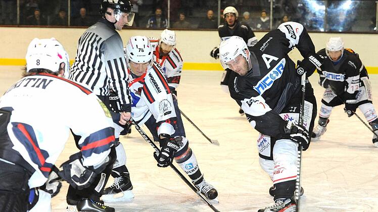 Derbyzeit: Szene aus dem Spiel der Kissinger Wölfe gegen den ESC Haßfurt. Foto: Hopf