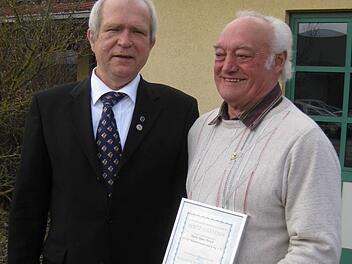 Josef Steinack hat Hans Petsch (rechts) die goldene Ehrennadel samt Urkunde verliehen. Foto: Sabine Scheuble
