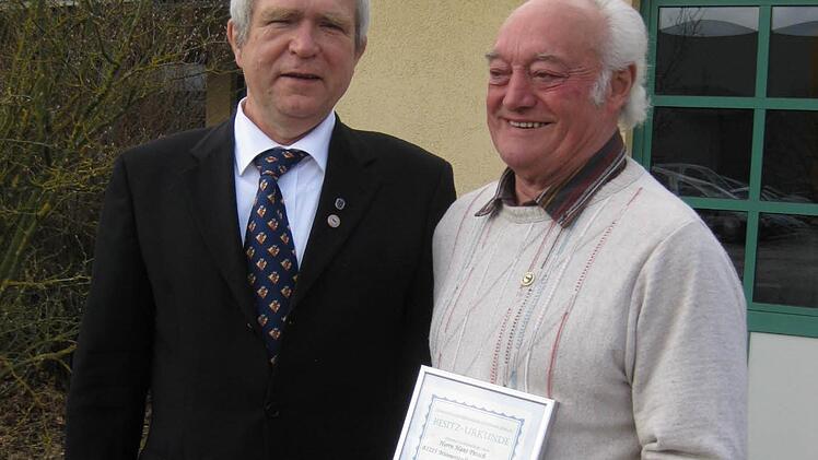 Josef Steinack hat Hans Petsch (rechts) die goldene Ehrennadel samt Urkunde verliehen. Foto: Sabine Scheuble