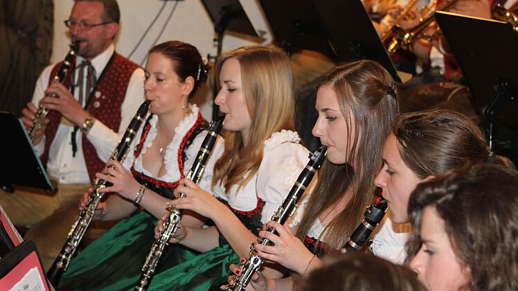 Bei der Blasmusik Neuengrün-Schlegelshaid spielen auch junge Frauen. Foto: Michael Wunder